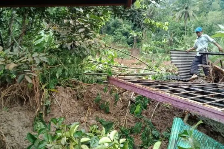 Pemkab Kucurkan Rp50 Juta Bagi Rumah Hancur Akbat Longsor Ciseupan Bungbulang