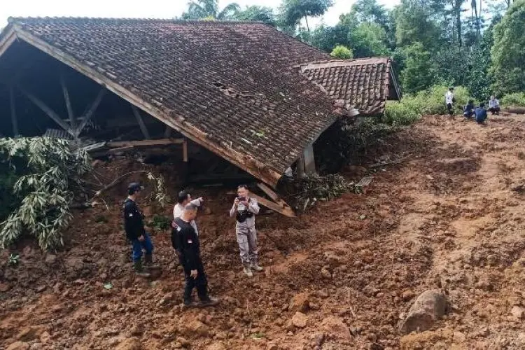 Rumah Guru SMPN 2 Caringin Garut Nyaris Tertimbun Diterjang Longsor