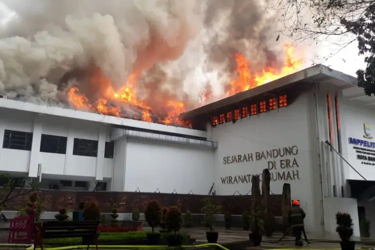 Kebakaran Hebat Melanda Balai Kota Bandung, Para ASN Berhamburan Keluar