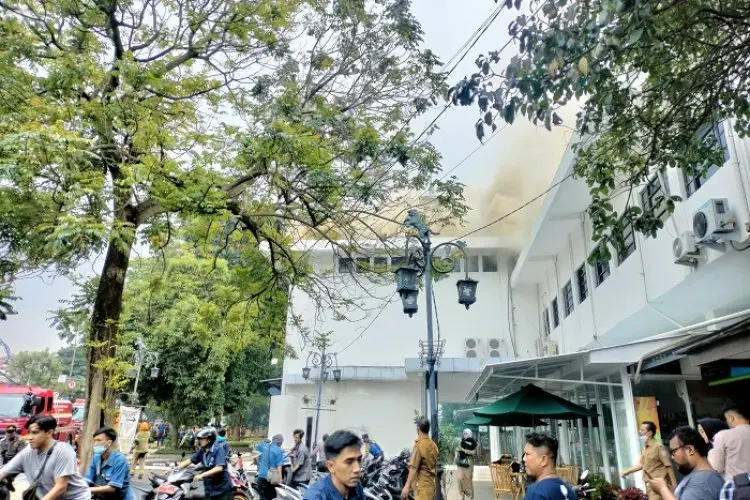 Api di Gedung Bappelitbang Balai Kota Bandung Berhasil di Padamkan