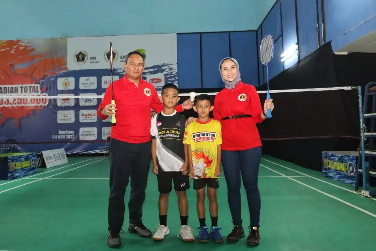 150 Atlet Usia Dini Ambil Bagian dalam Turnamen Bulutangkis PWI Cup 2022 yang Digelar PWI dan IKWI Jabar