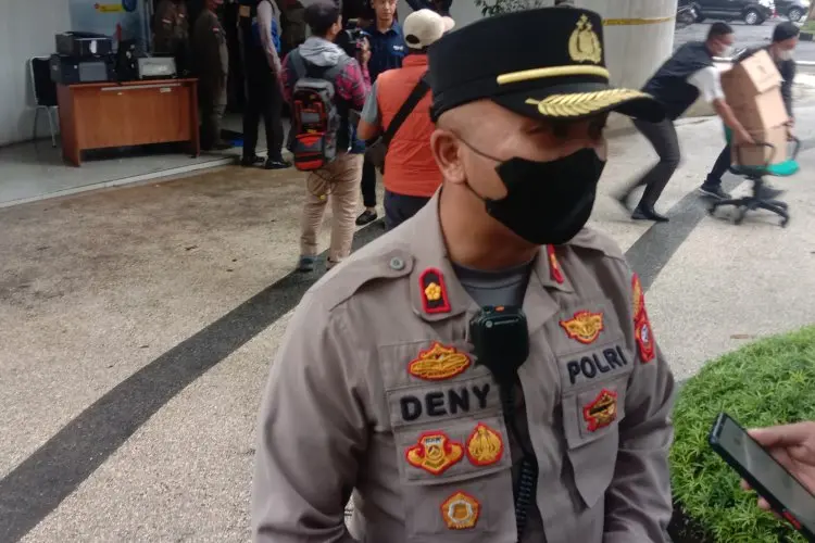 Garis Polisi Dipasang Usai Kebakaran Balai Kota Bandung