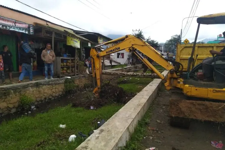 Kerap Diterjang Banjir Saat Hujan, Pemda KBB Lakukan Pengerukan di Sungai Cijangel