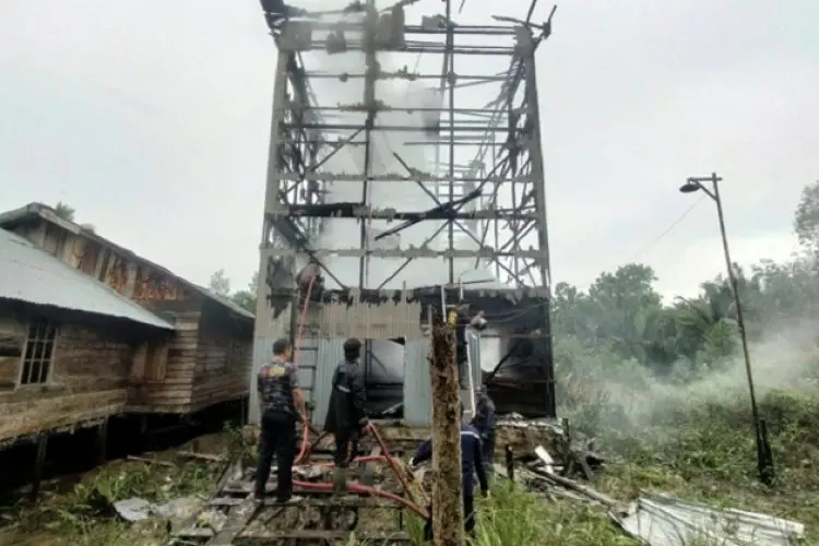 Api Mengganas di Waru, Gedung Walet Tiga Tingkat Ludes Terbakar