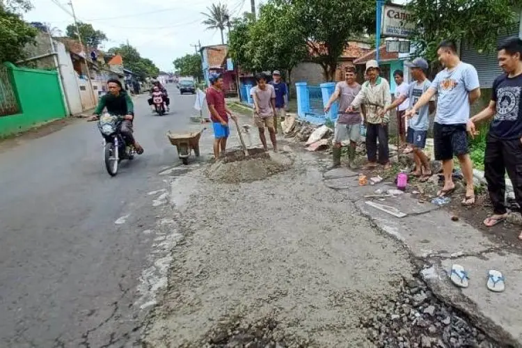 Swadaya Perbaiki Sendiri, Warga Padasuka Garut Khawatir Kecelakaan Terjadi di Jalan Kabupaten yang Rusak