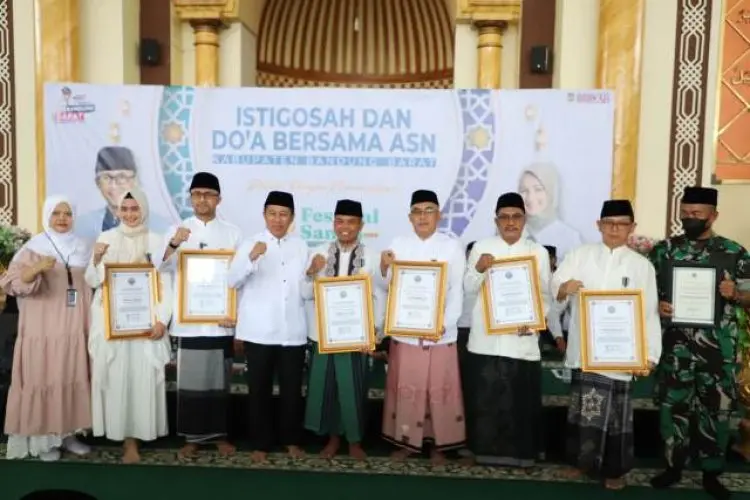 Bikin Kaligrafi Sepanjang 790 Meter, Ratusan Santri di KBB Pecahkan Rekor Muri 