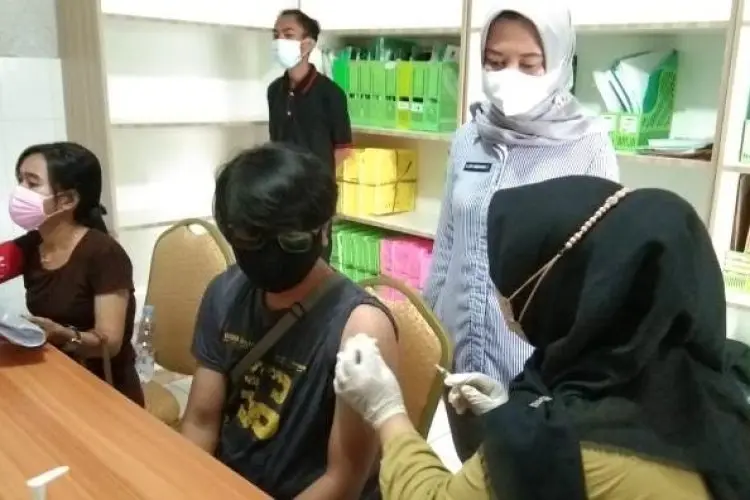Warga Kecamatan Plumbon Antusias Dapatkan Vaksin Booster