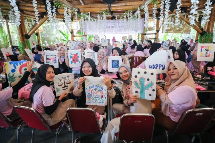 Asah Kreativitas Perempuan, Srikandi Ganjar Jabar Gelar Painting Tote Bag