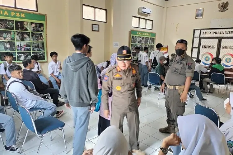 Bolos Upacara Bendera, Ratusan Pelajar SMK di Kabupaten Cirebon Diamankan Satpol PP