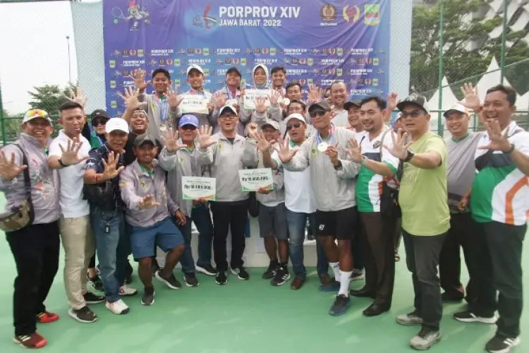Cabor Tenis Kab Bogor Borong Medali Emas Porprov XIV Jabar 2022, Iwan Setiawan Kalungkan Medali