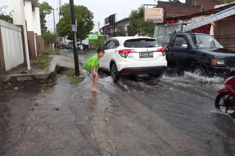 Jalan Depan Perkantoran Pemkab Garut Kerap Disergap Banjir