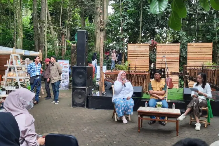 Kisah Sukses Petani Milenial, Opik Lepas Gaji Rp12 Juta Jadi Petani Jamur Tiram