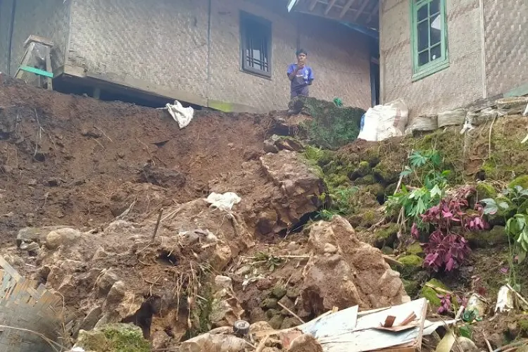 Nahas, Warga Pasirjambu Tewas Setelah Benteng Ambrol di Belakang Rumahnya