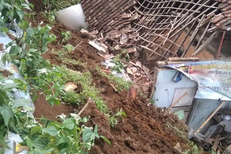 Dipicu Hujan Deras, Sebuah Rumah di Lembang Bandung Diterjang Longsor
