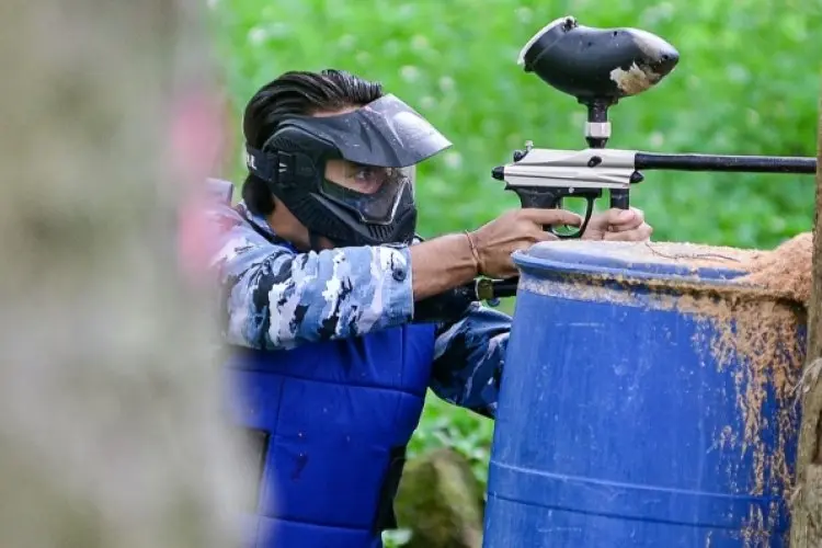 Rileks di Tengah Ketidakpastian Liga 1 2022/2023, Luis Milla Ajak Skuat Persib Bermain Paintball