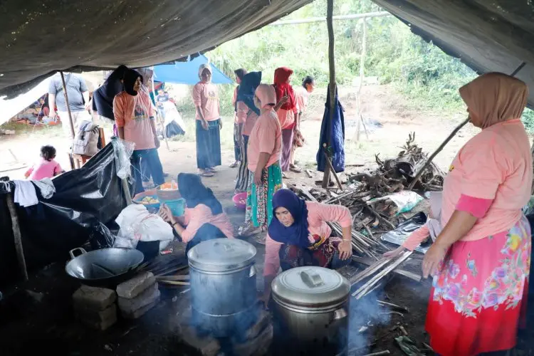 Relawan Mak Ganjar Bangun Dapur Umum, Door to Door Bagikan Bantuan Korban Gempa Cianjur