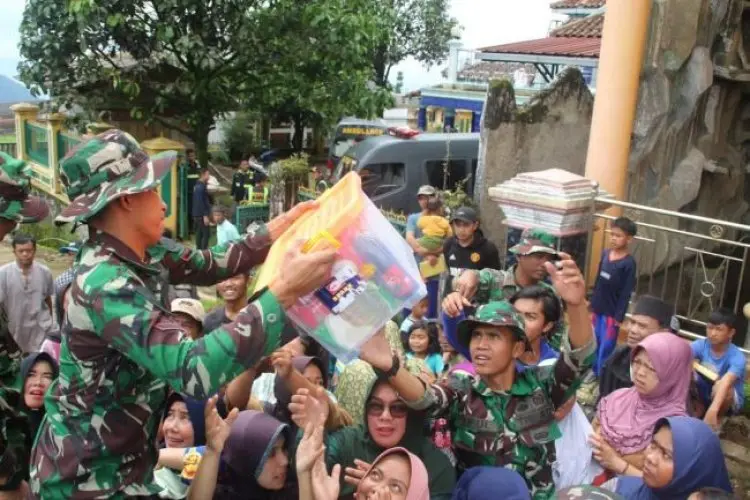 Yonif 315/Garuda Kawal dan Bantu Salurkan Sembako Dari Kemensos Untuk Korban Gempa Cianjur 