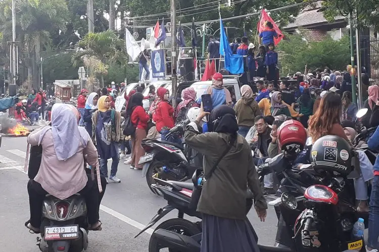 UMK Hanya Naik Rp142 Ribu, Ratusan Buruh di Kabupaten Garut Kembali Turun ke Jalan