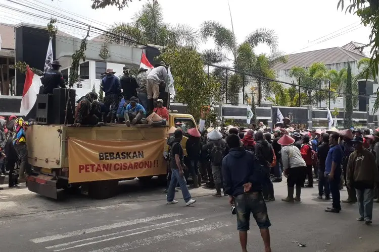 Ratusan Petani Cisaruni Kepung Kantor Kejaksaan Negeri Garut, Ternyata Ini Pemicunya