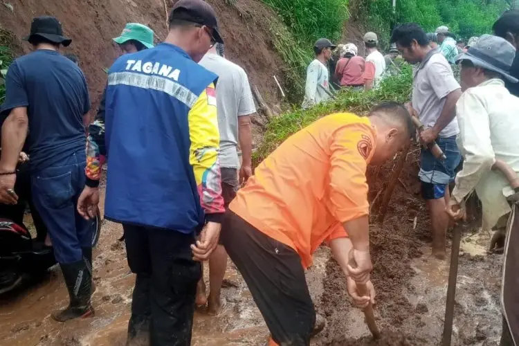 Sempat Ditutup Akibat Longsor, Jalan Penghubung Padalarang-Cisarua Sudah Bisa Dilewati Kendaraan