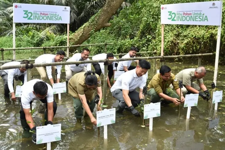 Peringati 32 Tahun Beroperasi, LG Tanam 32 Ribu Pohon di Berbagai Daerah di Indonesia