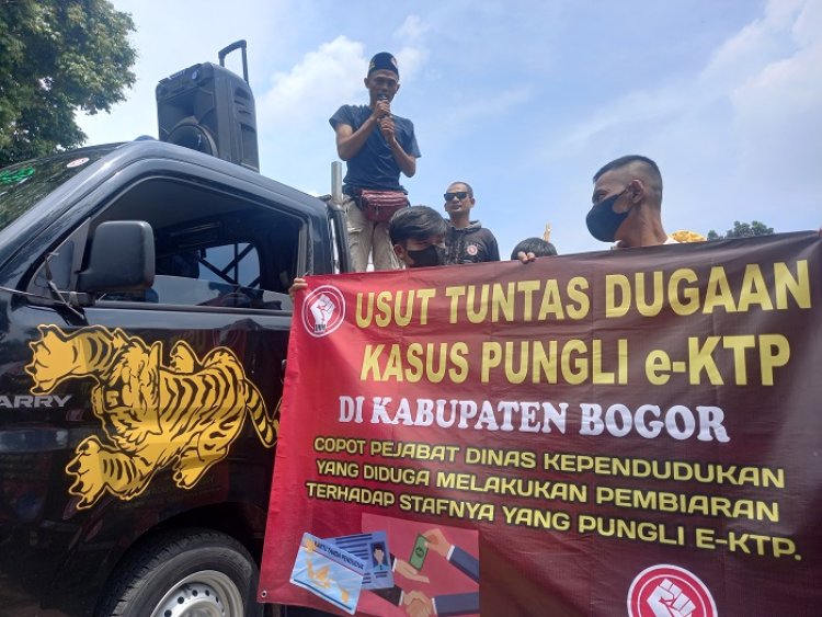 Tak Ada Uang E-KTP Tak Jadi, Warga Ciampea Ontrog Kantor Disdukcapil Bogor