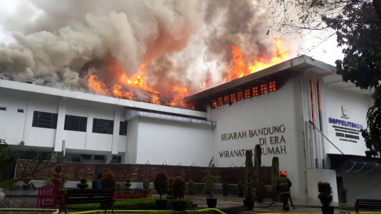 Kebakaran Hebat Melanda Balai Kota Bandung, Para ASN Berhamburan Keluar