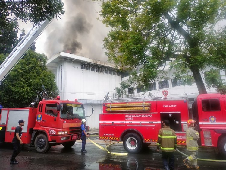 Sejumlah Orang Diamankan, Polisi Olah TKP Lokasi Kebakaran di Balai Kota