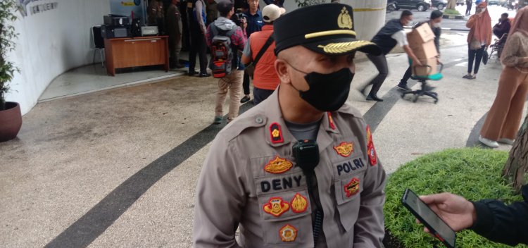 Garis Polisi Dipasang Usai Kebakaran Balai Kota Bandung