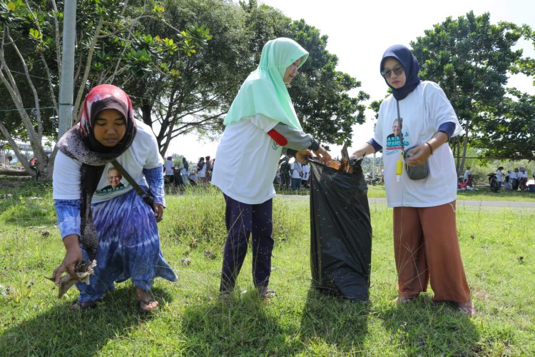 Komunitas Nelayan Pendukung Ganjar Berbagi Sembako dan Bersih-Bersih Pesisir Pangandaran