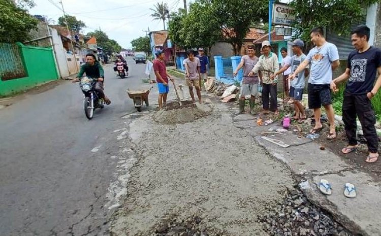 Swadaya Perbaiki Sendiri, Warga Padasuka Garut Khawatir Kecelakaan Terjadi di Jalan Kabupaten yang Rusak