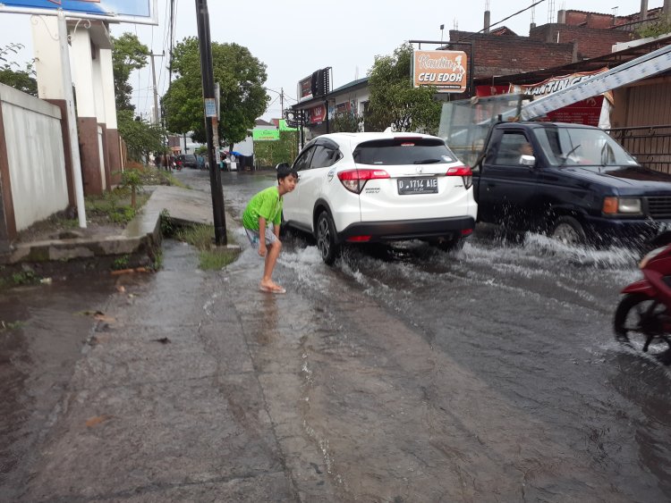 Jalan Depan Perkantoran Pemkab Garut Kerap Disergap Banjir