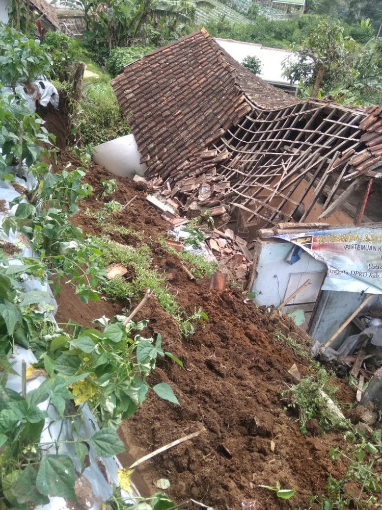 Dipicu Hujan Deras, Sebuah Rumah di Lembang Bandung Diterjang Longsor