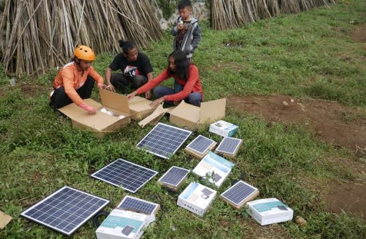 JQR dan Komunitas Solar Generation Bangun Energi Terbarukan di Pengungsian Gempa Cianjur
