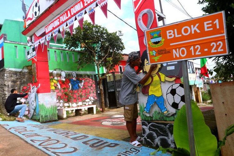 FOTO: Warga Permata Padalarang Hiasi Kampung Piala Dunia 2022