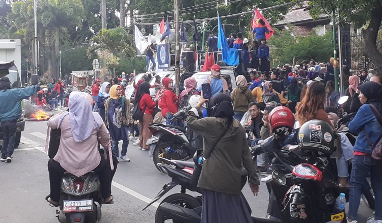 UMK Hanya Naik Rp142 Ribu, Ratusan Buruh di Kabupaten Garut Kembali Turun ke Jalan