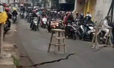 Tanah di Ruas Jalan Cibolerang Ambles, Ini Penyebabnya...