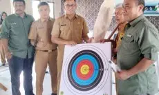 Dispora Kabupaten Bogor Bagikan Perangkat Olahraga Tradisional Sumpitan dan Tarompah ke Sekolah