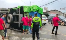 Truk Pengangkut Logistik untuk Korban Gempa Cianjur Terguling di Jalan Raya Cipatat 