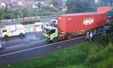 Gegara Pecah Ban Belakang, Sebuah Truk Alami Kecelakaan di Jalan Tol Purbaleunyi KM 127