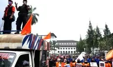 FOTO: Aksi Buruh Tuntut Kenaikan Upah Layak