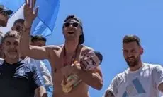 Piers Morgan Serang Messi Karena Dianggap Membiarkan Emi Martinez Menggendong 'Bayi Mbappe'