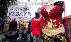 FOTO: Peringati Hari Ibu, Warga Kelurahan Nyengseret Gelar Festival Kebaya