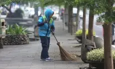 Sebanyak 427 Petugas dan 16 Truk Siap Tangani Sampah Perayaan Malam Tahun Baru 