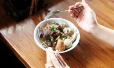5 Kuliner Hangat yang Sempurna Disantap untuk Temani Saat Musim Hujan