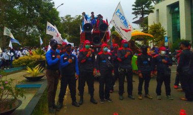 Bupati Bandung Barat Usulkan Dua Surat Rekomendasi UMK 2023, Serikat ...