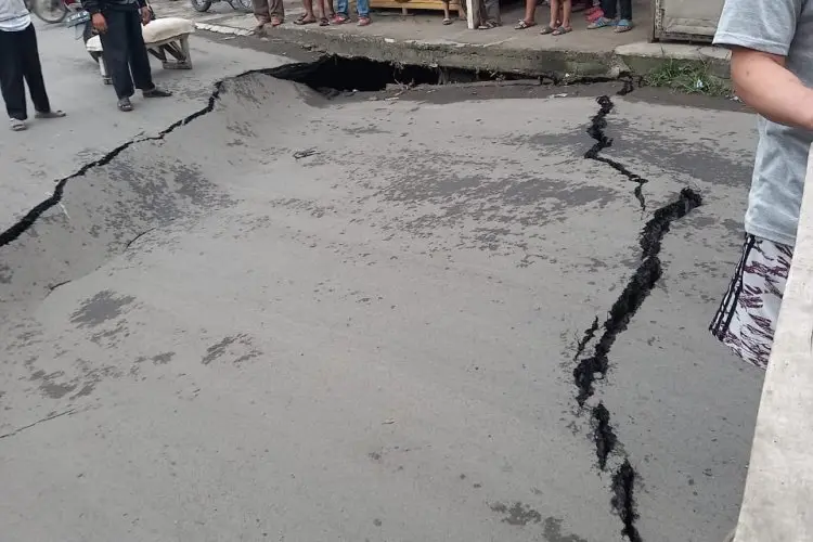 Kewilayahan dan DSDABM Langsung Tangani Perbaikan Jalan Amblas Cibolerang