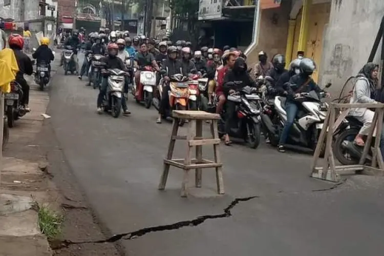 Tanah di Ruas Jalan Cibolerang Ambles, Ini Penyebabnya...