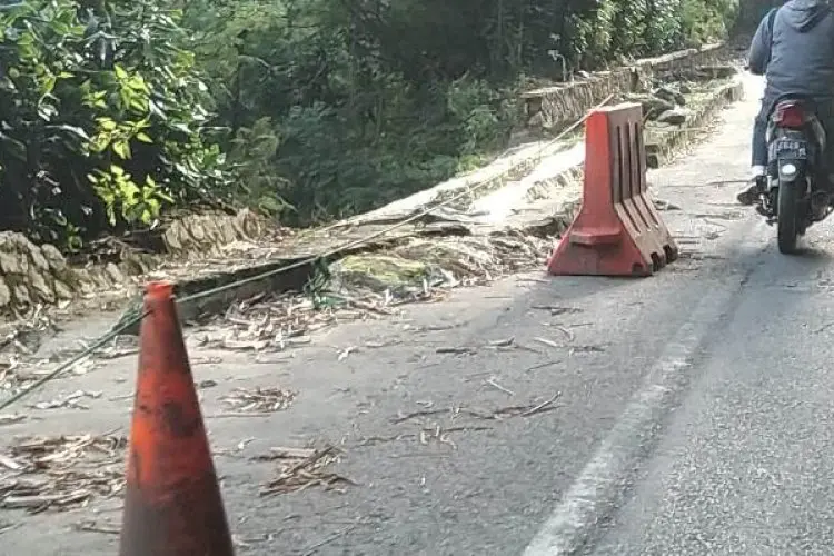 Jalan Kolmas Cisarua Kembali Longsor, Warga: Titiknya Masih Sama