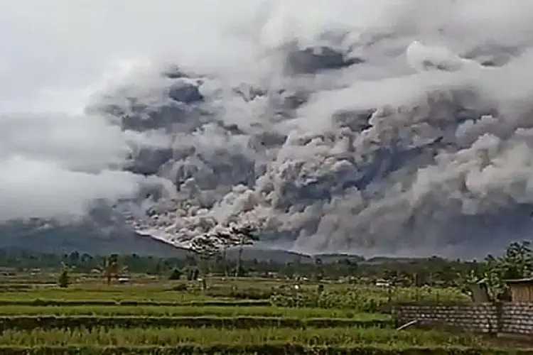 Gunung Semeru Hingga Kini Masih Semburkan Awan Panas